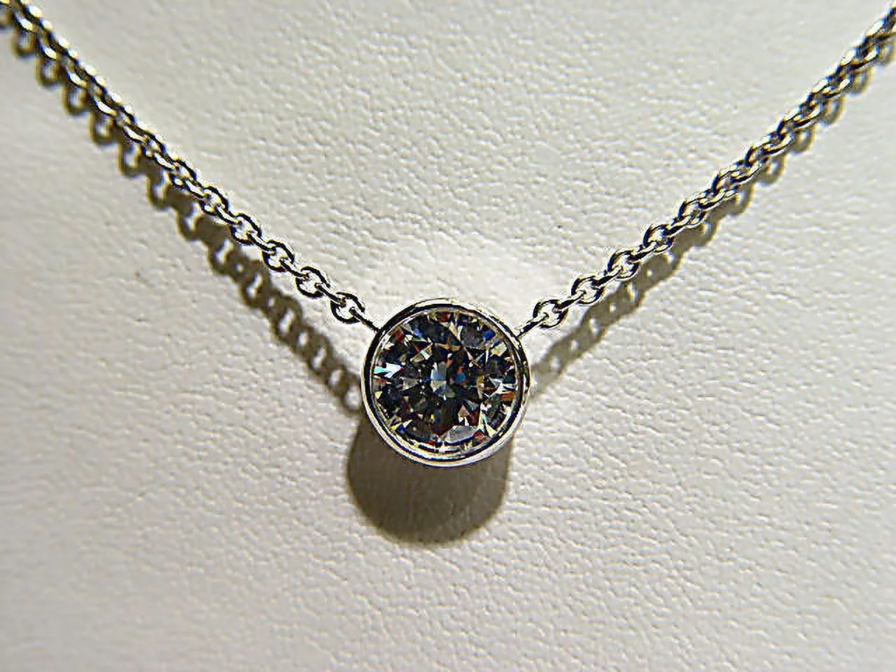 DIAMOND ROUND BRILLIANT SHAPE 6.89X6.89X3.92MM BEZEL SET DIAMOND PENDANT CHAIN
