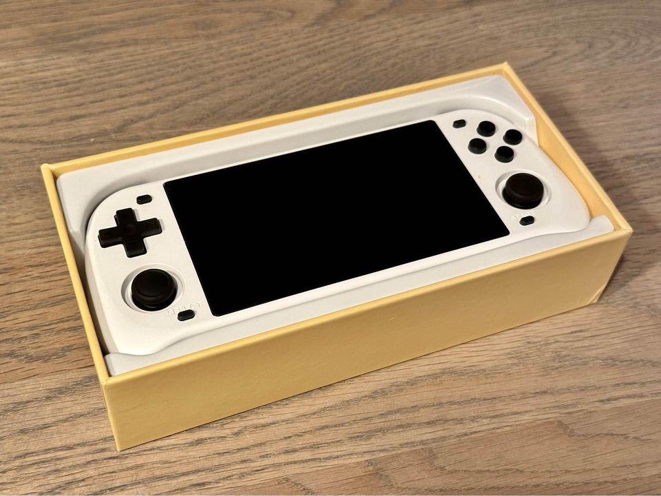 Handheld Retro Gaming Console (29,000+ games)