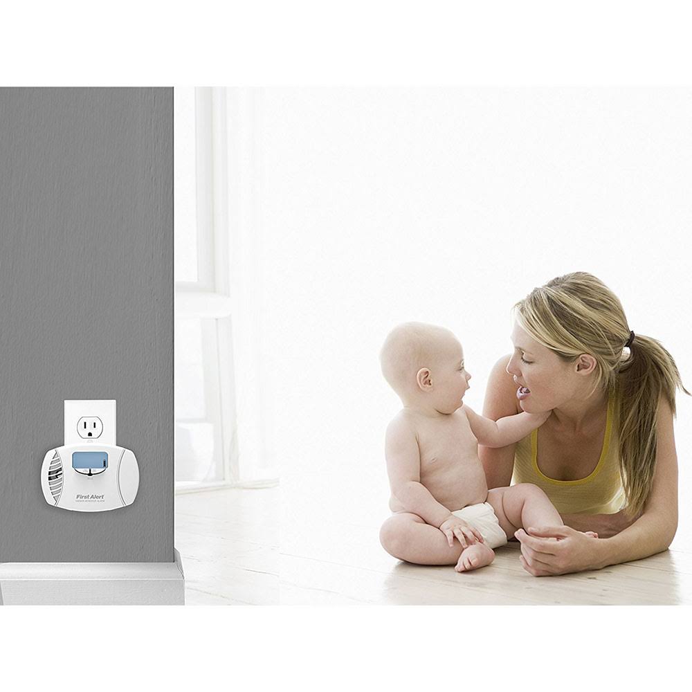 First Alert Co615 Plug-In Carbon Monoxide Alarm with Battery Backup and Backlit Digital Display