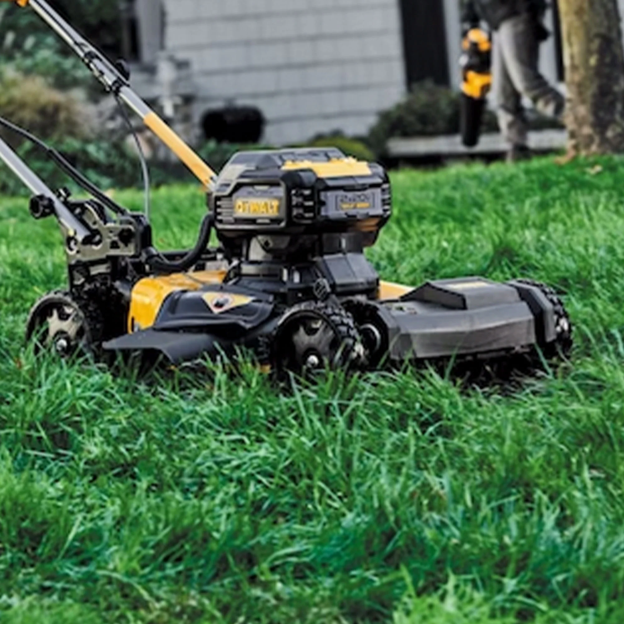 DEWALT 20V MAX Self Propelled 21.5 Inch Automatic Brushless Lawn Mower
