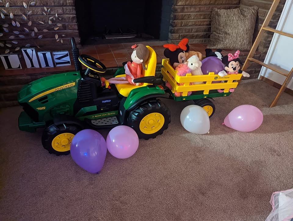 &middot; Peg Perego John Deere Ground Force Tractor with Traier