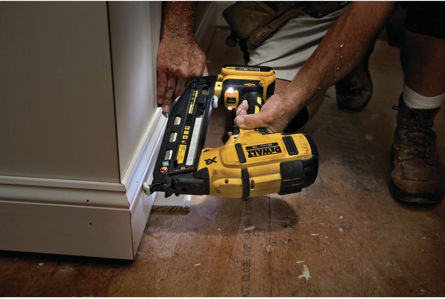 DEWALT 20V MAX* XR Finish Nailer, Angled, 16GA (DCN660D1)