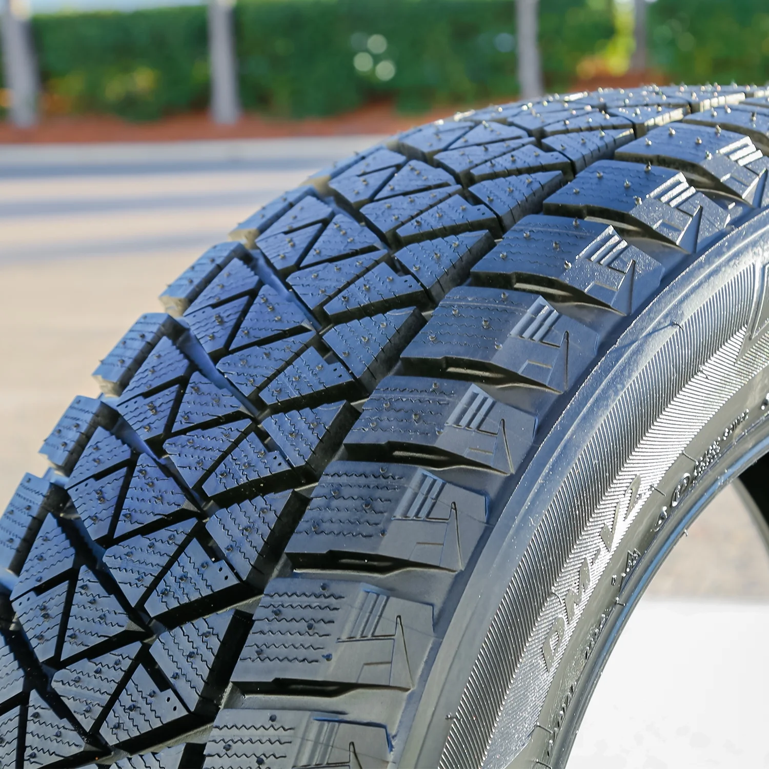 Set of 4 (FOUR) Bridgestone Blizzak DM-V2 215/70R16 100S (Studless) Snow Winter Tires