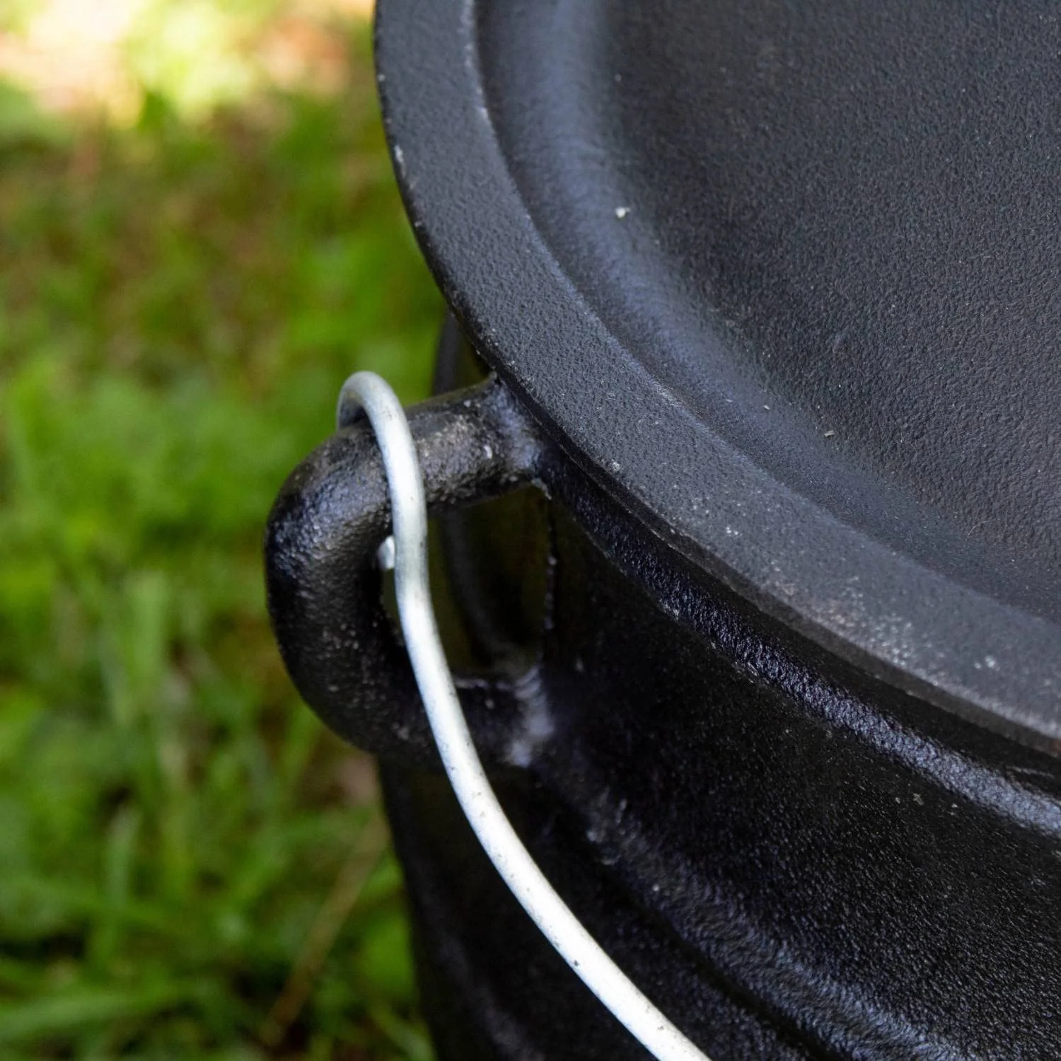 Campfire Cooking Kettle - Cast Iron je Dutch Oven With 3 Legs And Lid, 8 Inch, 3 Quart