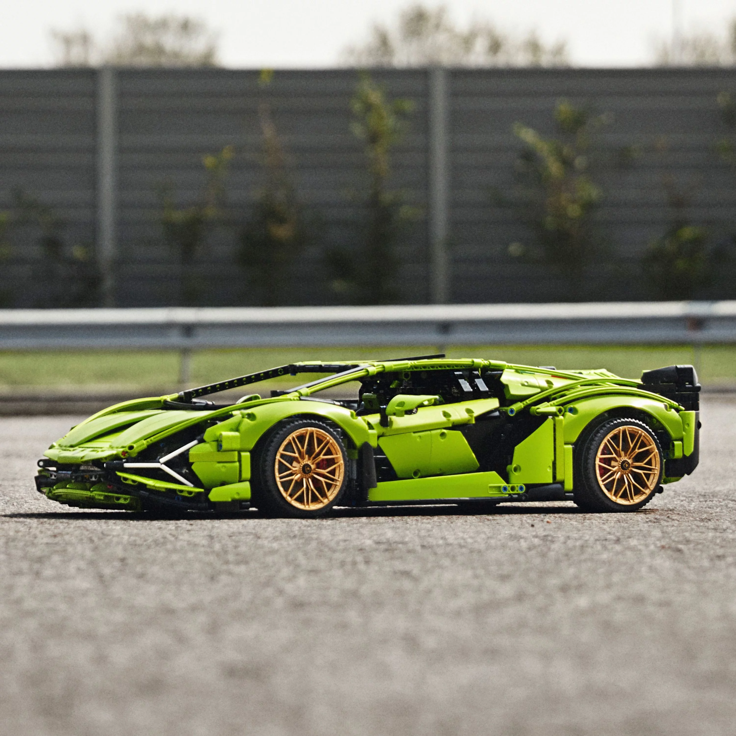 LEGO Technic Lamborghini Sián FKP 37 42115 Building Set - Classic Super Car Model Kit, Exotic Eye-Catching Display, Home or Office Décor