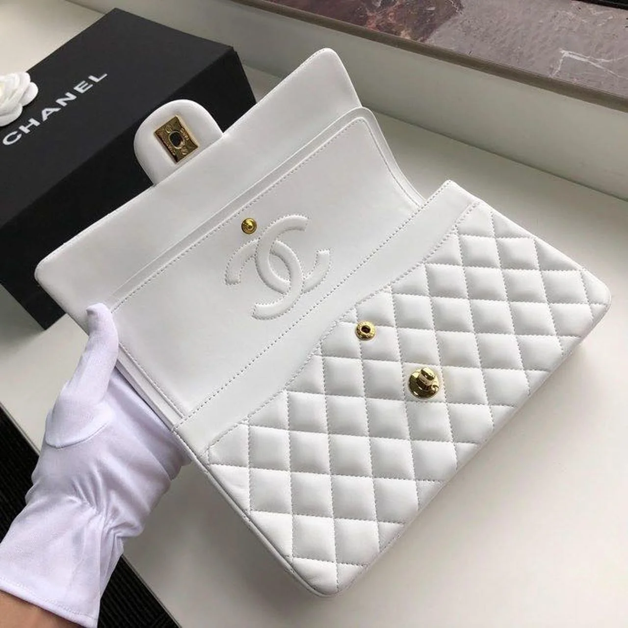 Chanel Classic Handbag Gold Toned Hardware WhiteFor Women, Women&rsquo;s Bags, Shoulder And Crossbody Bags 10.2in/26cm A01112