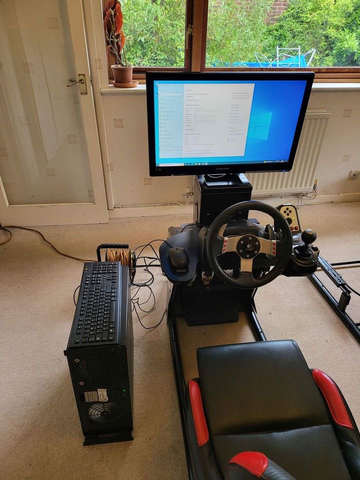 Race Room Driving Simulator + LOGITECH WHEEL + GAMING PC + MONITOR