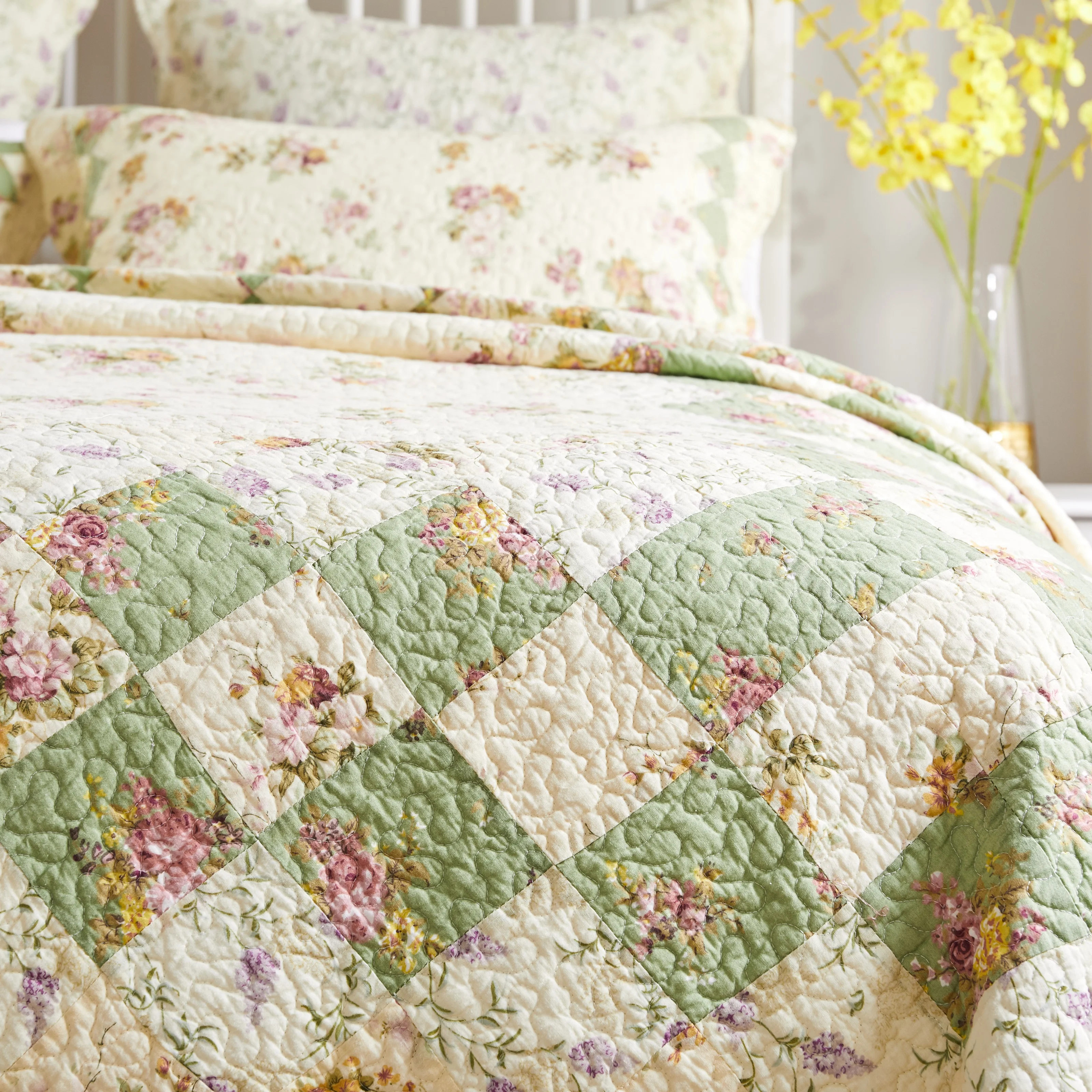 Global Trends Bloomfield Ivory 100% Cotton Patchwork Floral Reversible Oversized Quilt and Pillow Sham Set, 3-Piece Full/Queen