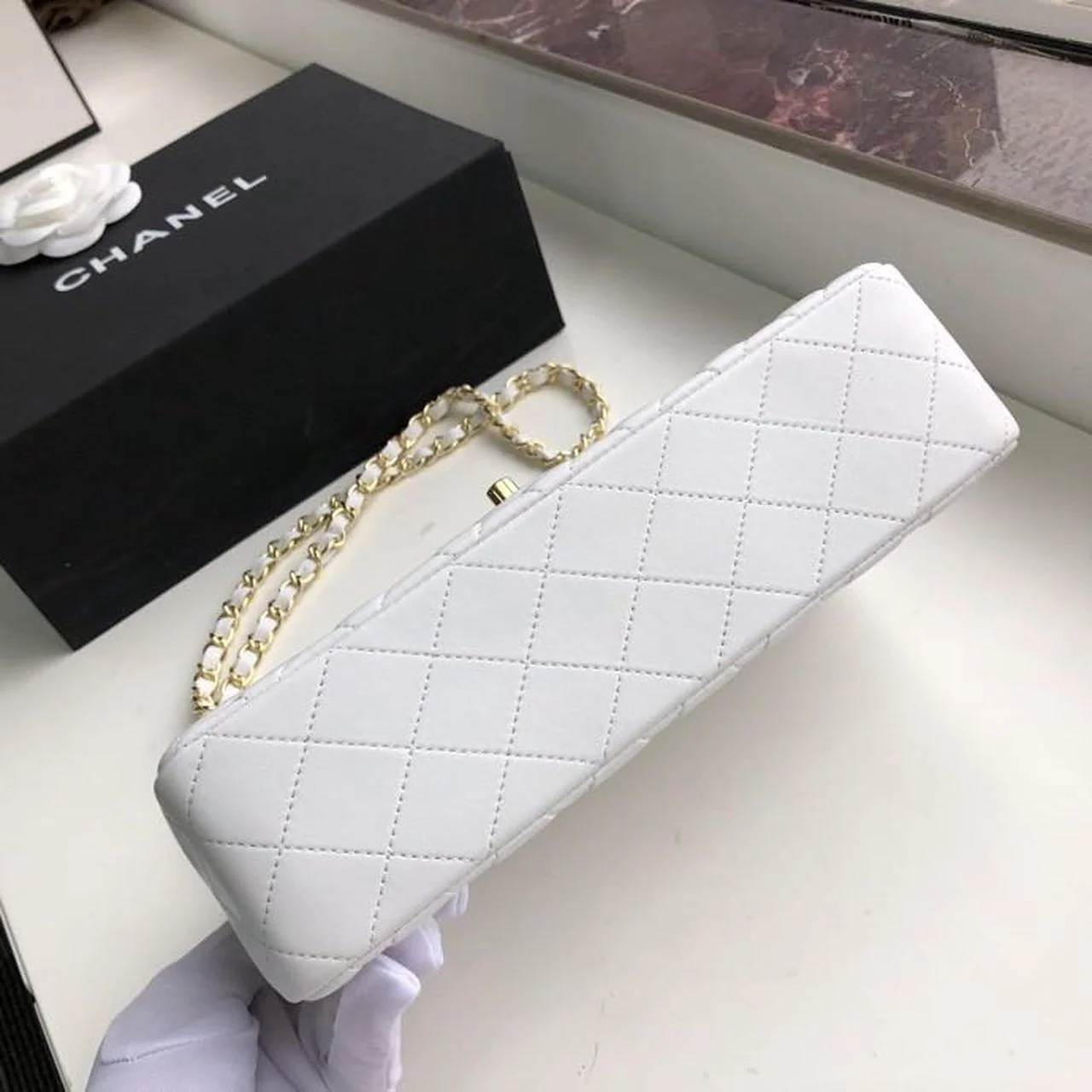 Chanel Classic Handbag Gold Toned Hardware WhiteFor Women, Women&rsquo;s Bags, Shoulder And Crossbody Bags 10.2in/26cm A01112