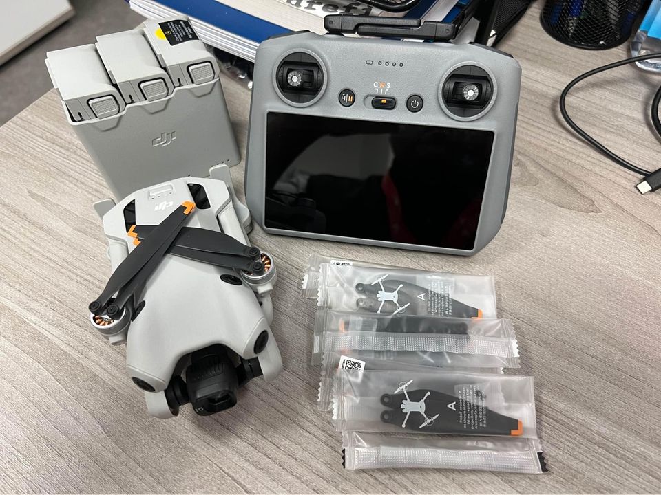 DJI Mini 4 Pro Fly More Combo with DJI RC 2 (screen remote controller), Folding Mini-Drone with 4K HDR Video Camera for Adults, Under 0.549 lbs249 g