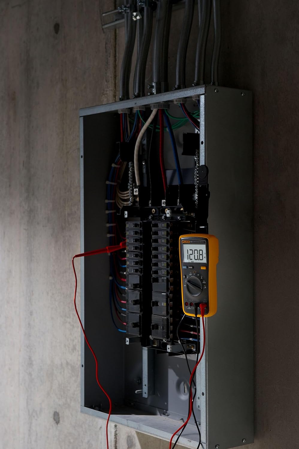 Fluke 15B+ Digital Multimeter, for Electrical Applications, Measures AC/DC Voltage and Current Measurements up to 1000V and 10A