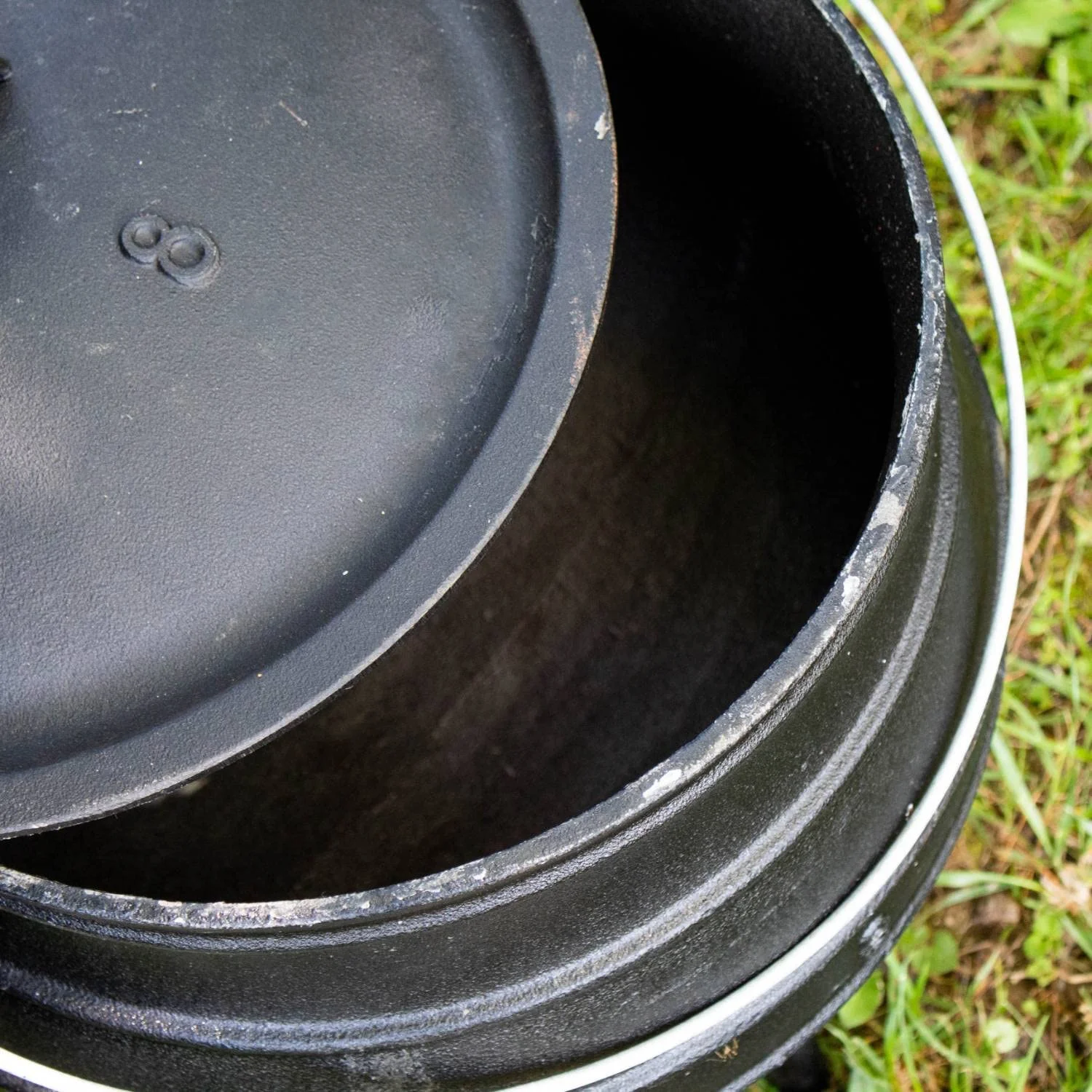 Campfire Cooking Kettle - Cast Iron je Dutch Oven With 3 Legs And Lid, 8 Inch, 3 Quart