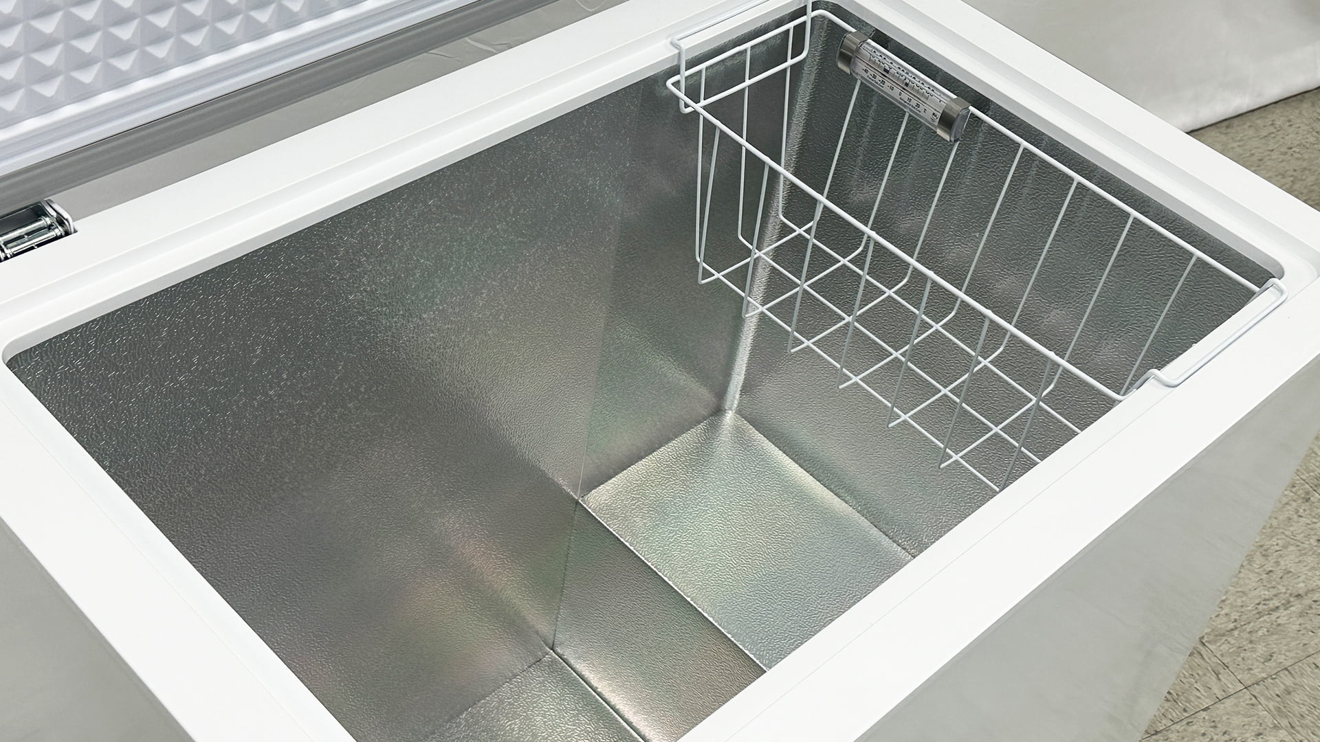 33 in. Solid Top Chest Commercial Freezer 7.2 Cu. ft.