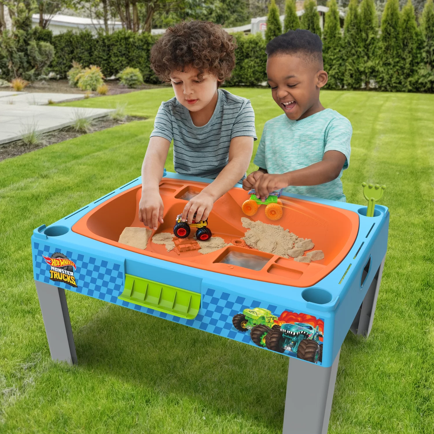 Hot Wheels Monster Trucks Splash and Crash Arena, Activity Playset, Plastic Water Table, for Children 3+