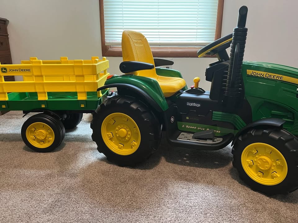 &middot; Peg Perego John Deere Ground Force Tractor with Traier