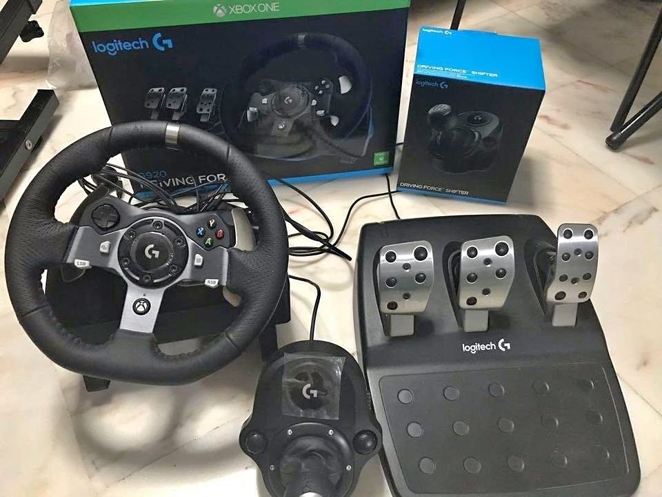 Logitech G920 Driving Force Racing Wheel and Floor Pedals