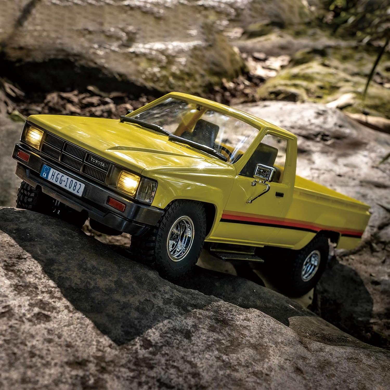 FMS 1:18 RC Crawler Toyota Hilux RTR Official Licensed Model Car RC Trucks with LED Lights 2.4Ghz 4WD Off-Road RC Vehicle RTR Hobby Electric Charging