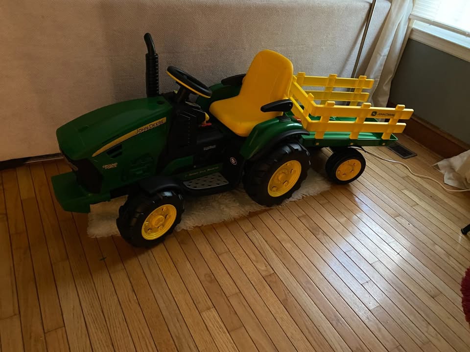 &middot; Peg Perego John Deere Ground Force Tractor with Traier