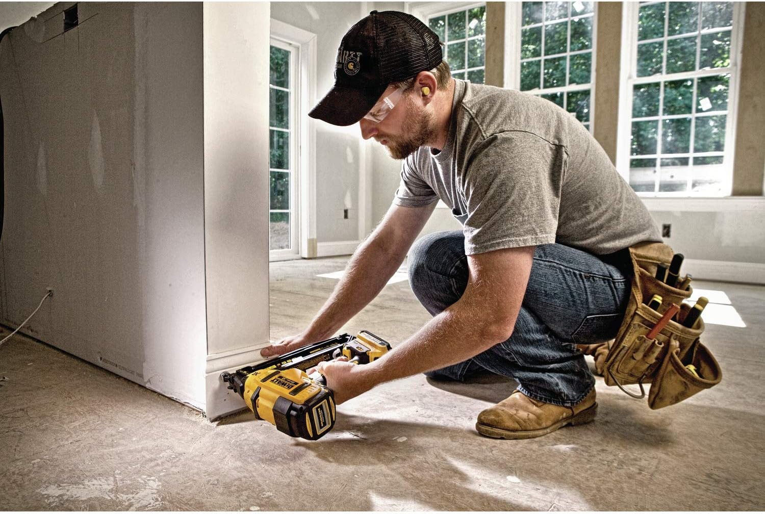 DEWALT 20V MAX* XR Finish Nailer, Angled, 16GA (DCN660D1)