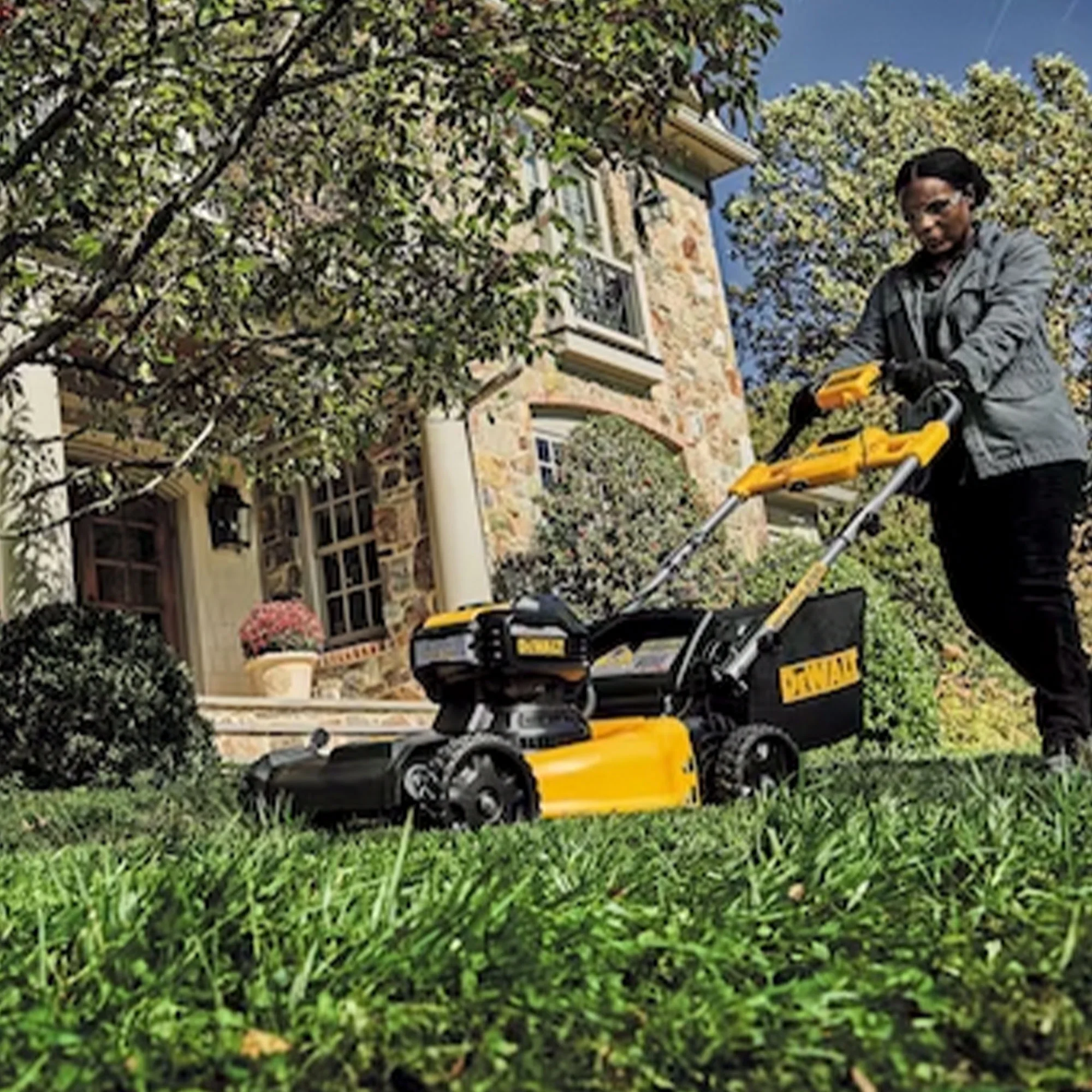 DEWALT 20V MAX Self Propelled 21.5 Inch Automatic Brushless Lawn Mower