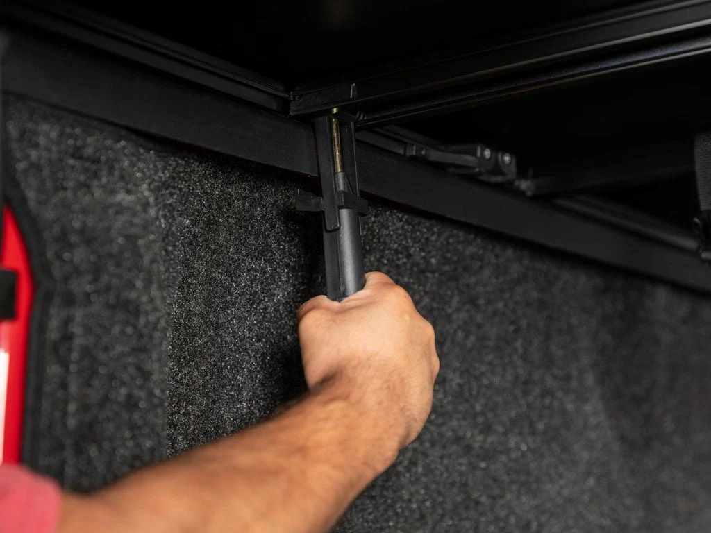 Gator by RealTruck SFX Soft Tri-Fold Tonneau Cover Compatible with Ford F-150 1997-2003 6 1/2 Ft Bed
