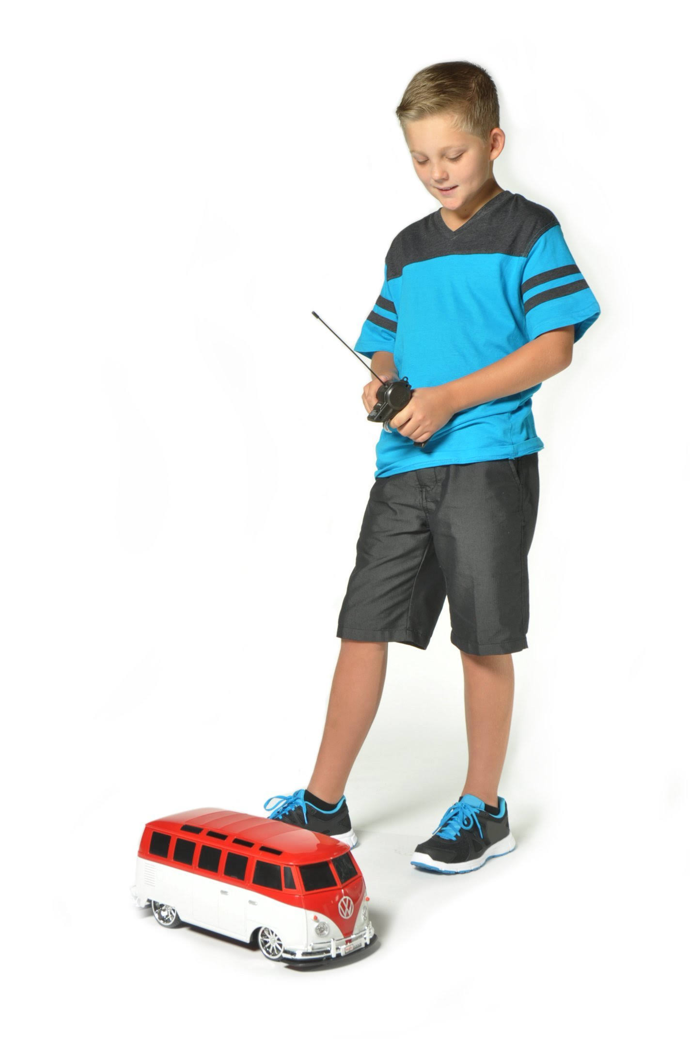 Maisto RC 110 Scale Volkswagen Van Samba Radio Control Vehicle, Red