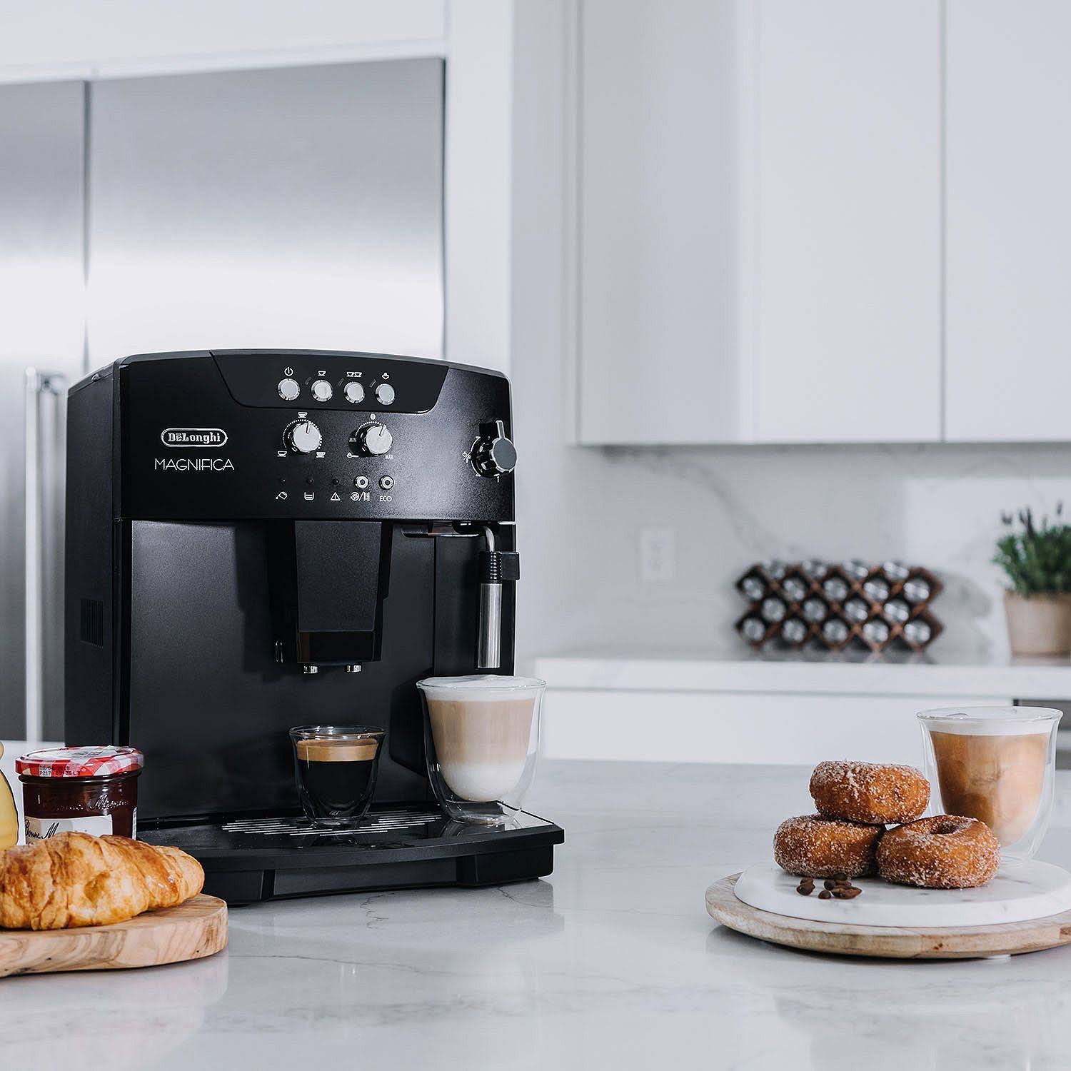De&Longhi ESAM04110B Magnifica Semi-Automatic Espresso Machine