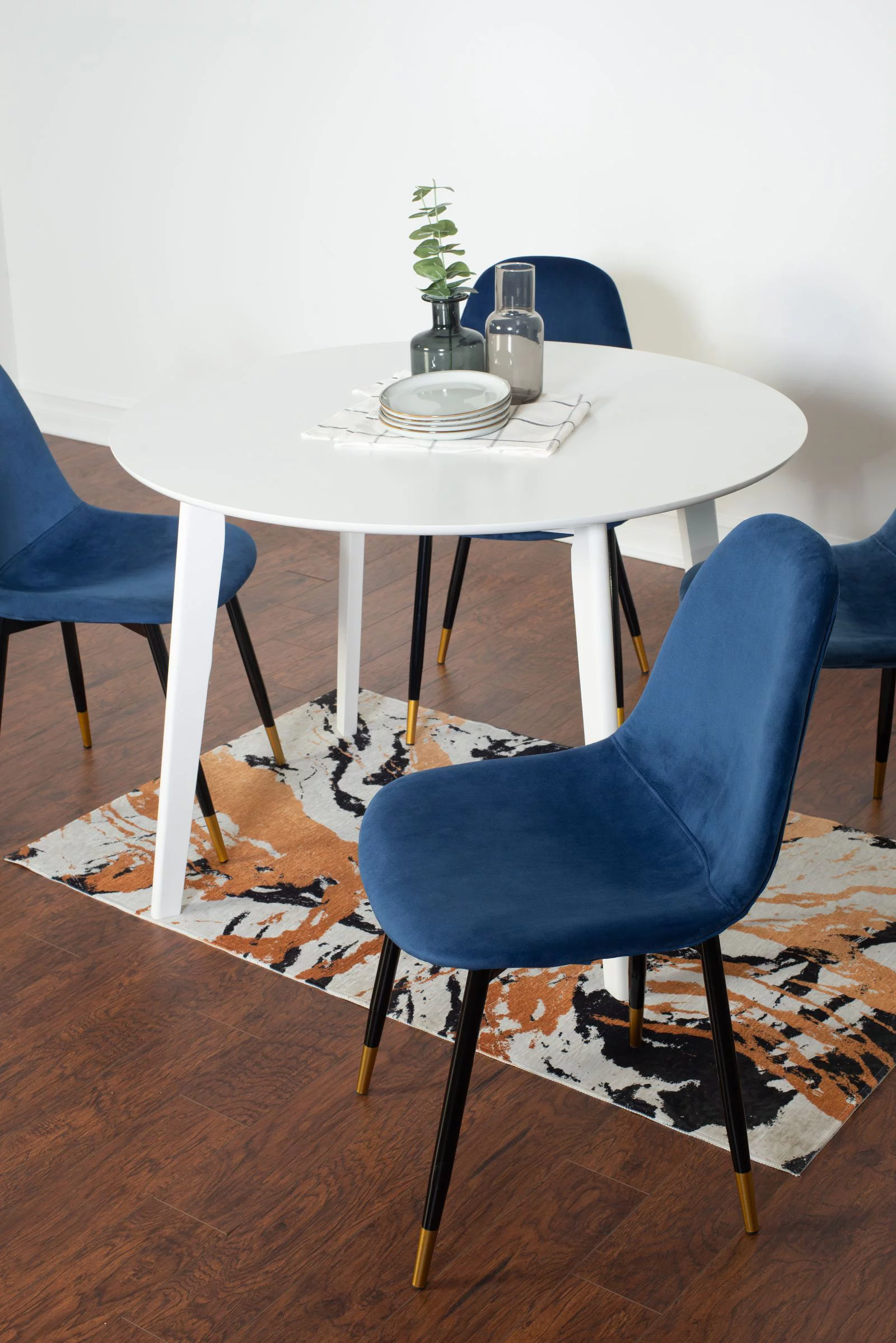 Roundhill Furniture Lassan Contemporary 5-Piece Dining Set, White Round Dining Table with 4 Chairs, Blue
