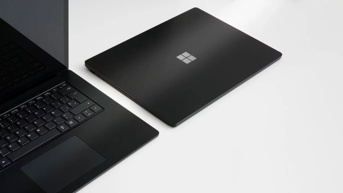 Restored Microsoft Surface Laptop 3 13.5" Intel Core I5 QuadCore 8GB 256GB Storage Windows 10 Black (Refurbished)