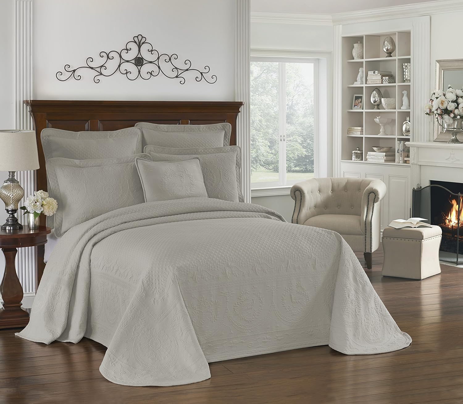 HISTORIC CHARLESTON King Charles Modern Farmhouse Floral Matelasse Bed Spread, King/CalKing, Ivory