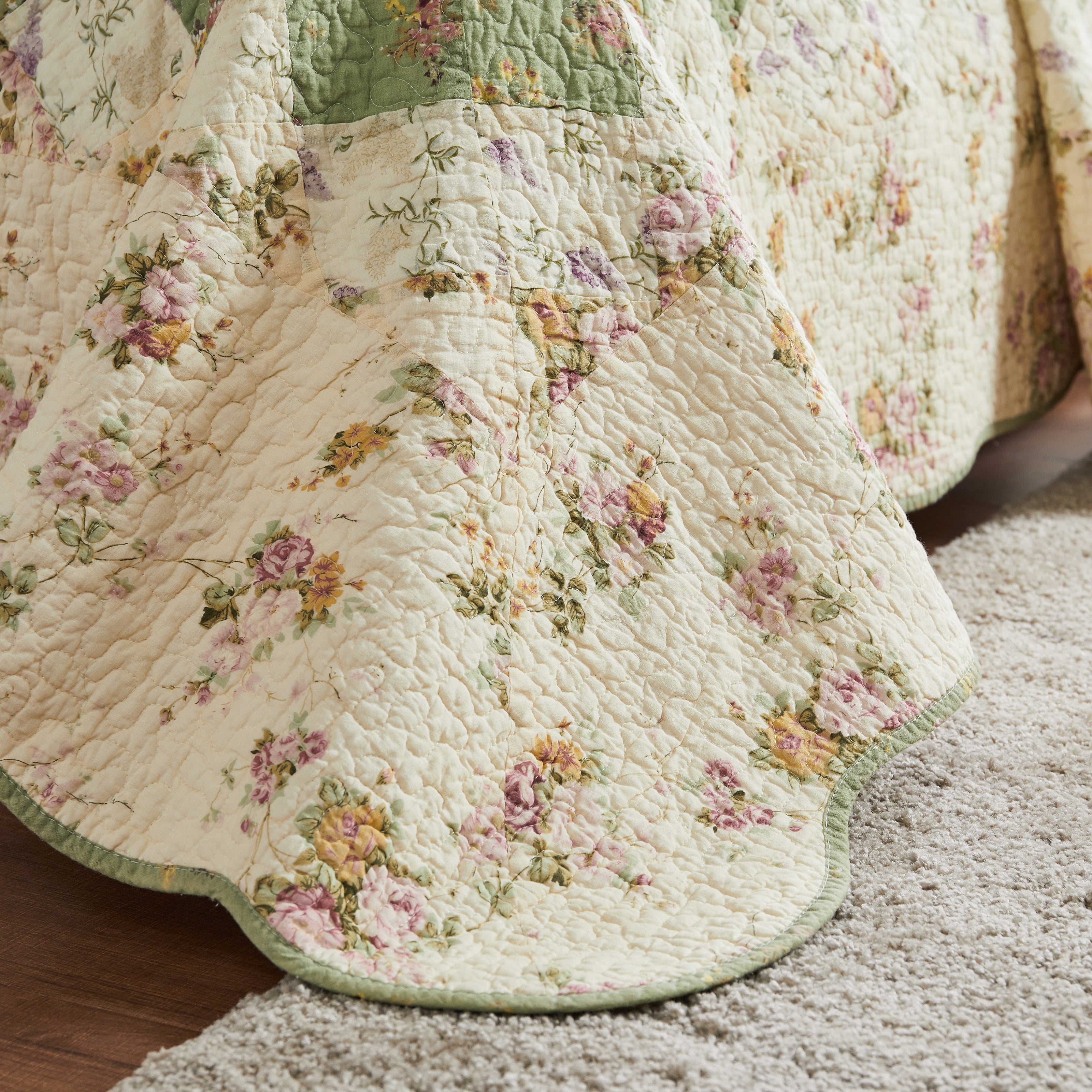 Global Trends Bloomfield Ivory 100% Cotton Patchwork Floral Reversible Oversized Quilt and Pillow Sham Set, 3-Piece Full/Queen