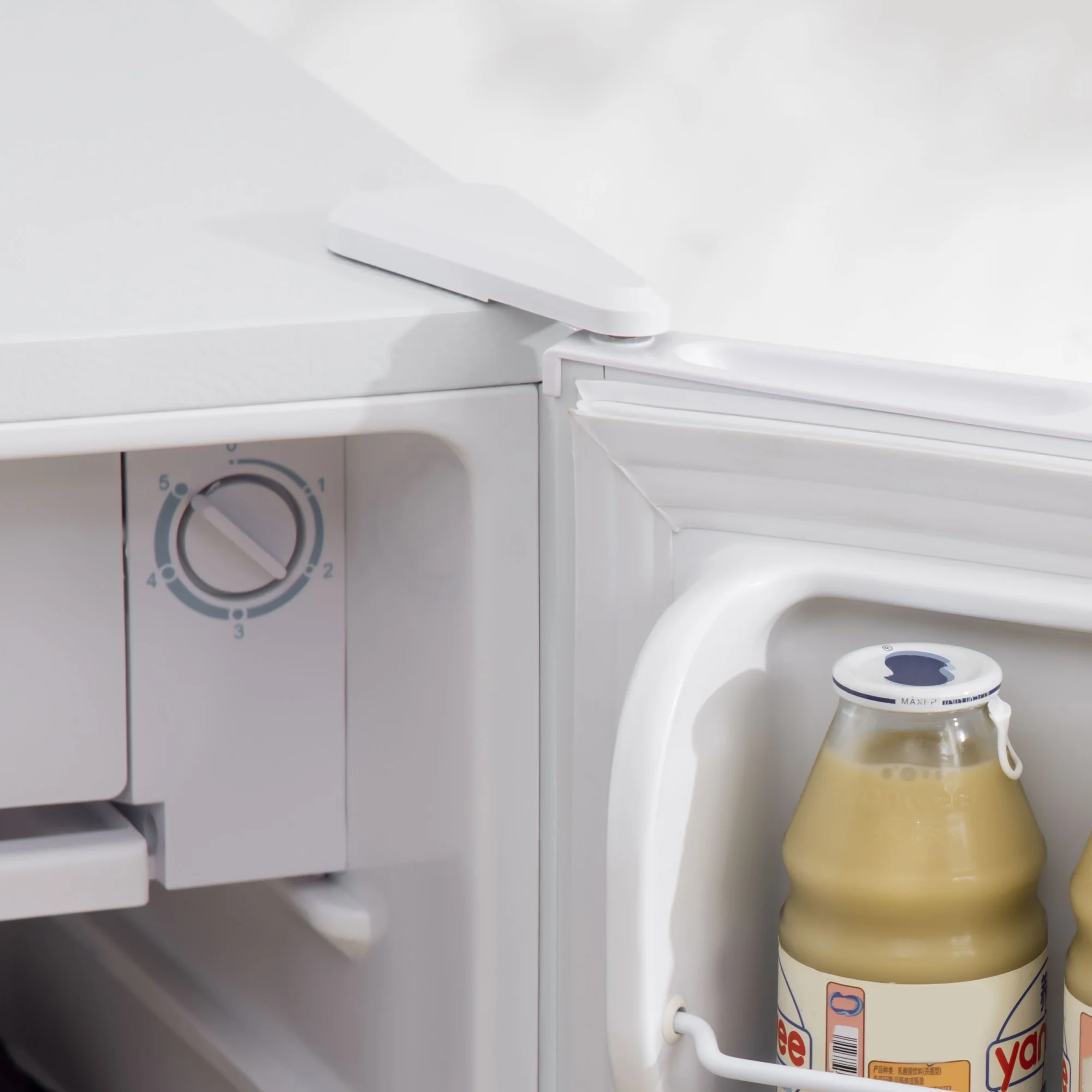 THINK 30,3.2 Cu.Ft Mini Fridge with Freezer, Single Door Compact Refrigerator with Adjustable Thermostat, Shelf and Reversible Door for Bedroom, Dorm