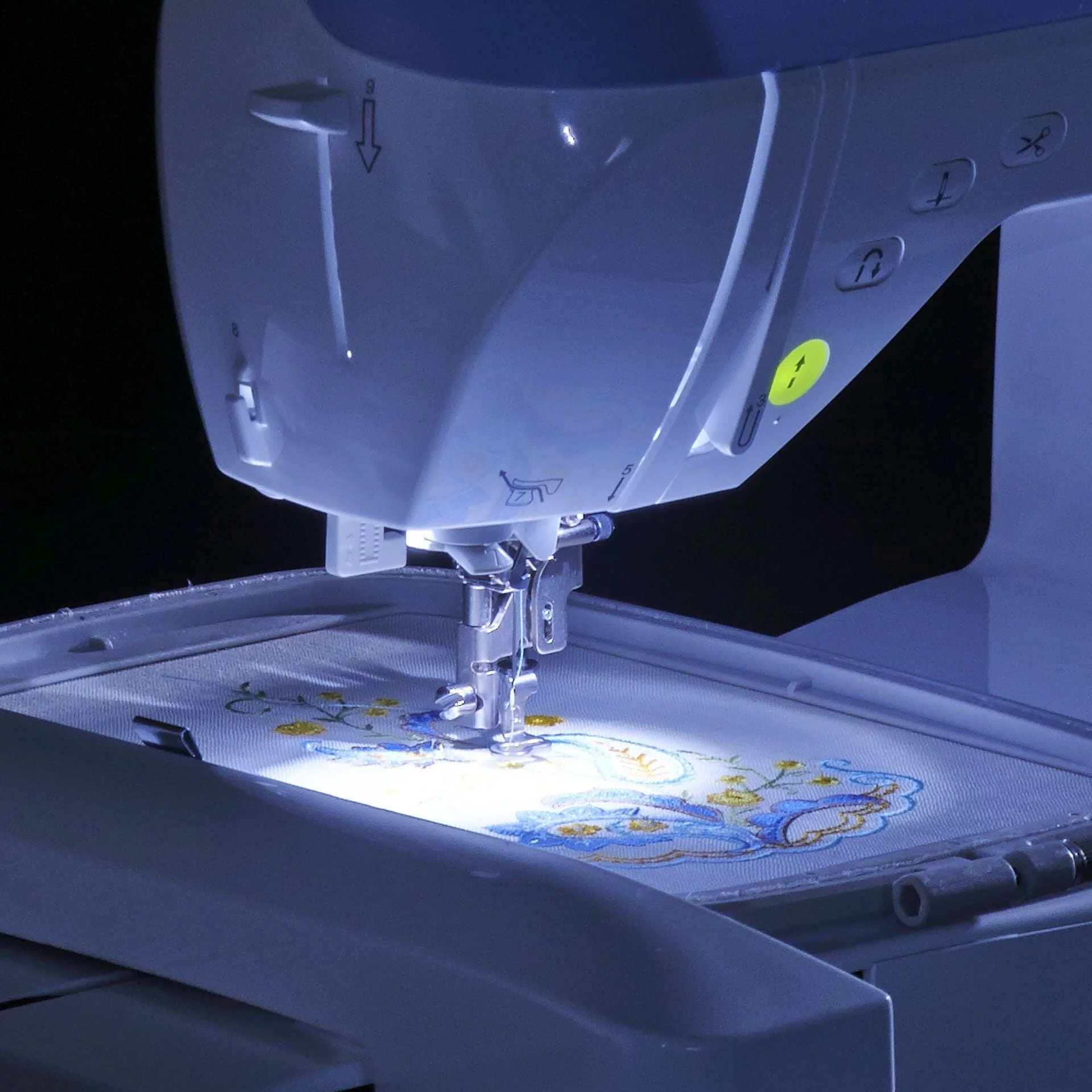 Brother SE2000 Embroidery & Sewing Machine w/ Deluxe $1749 Sewing & Embroidery Bundle