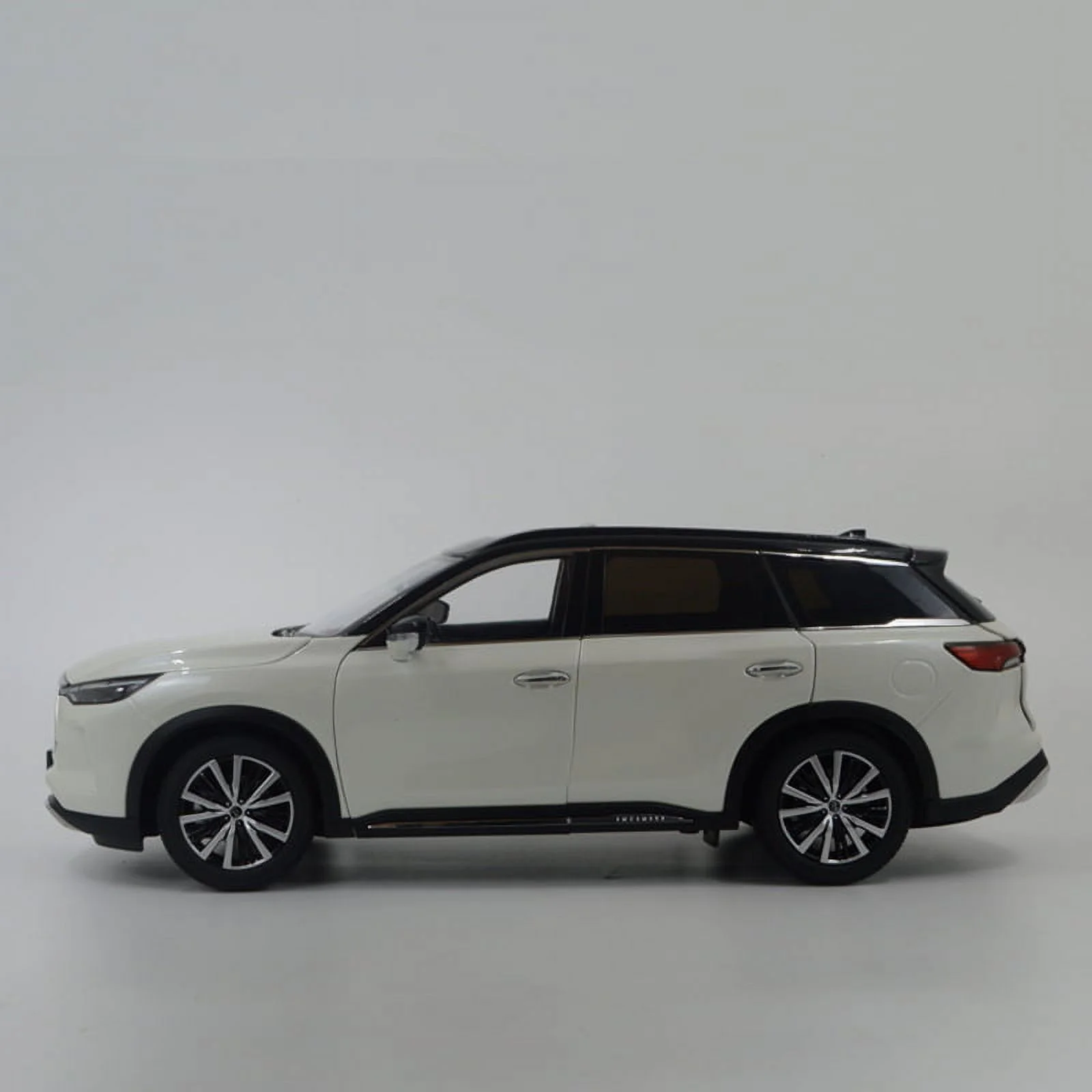 Paudi 1/18 Diecast Model Car Minicar Infiniti QX60 Black Blue Glod 2022