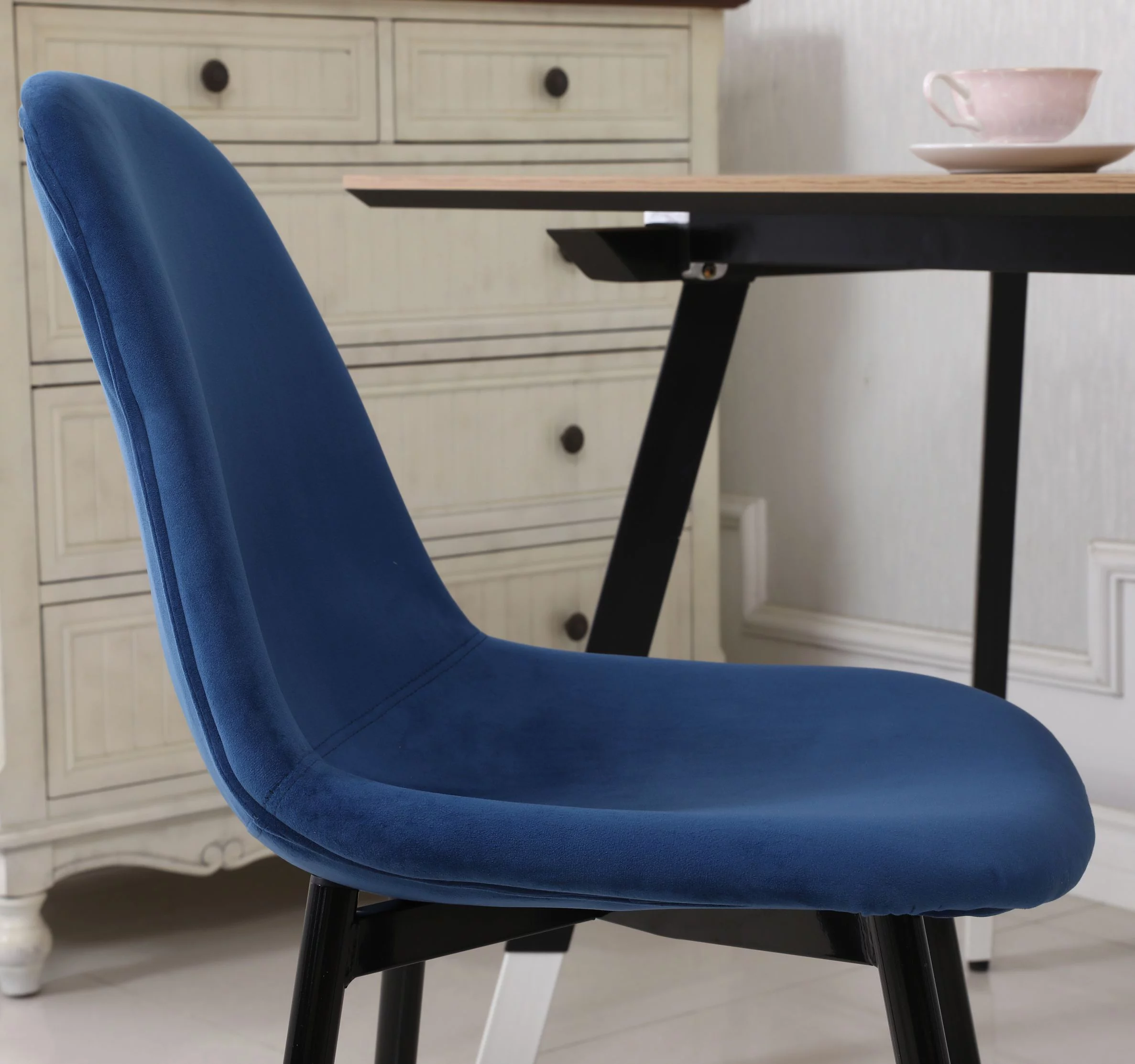 Roundhill Furniture Lassan Contemporary 5-Piece Dining Set, White Round Dining Table with 4 Chairs, Blue