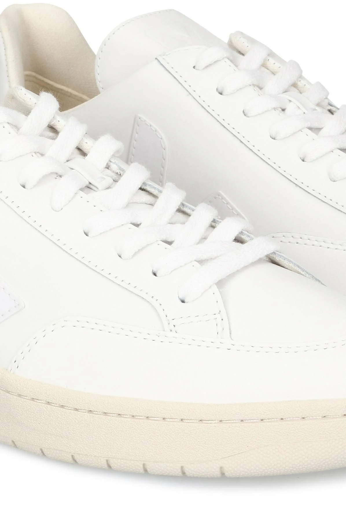 Veja - V-12 Trainers, Men, White