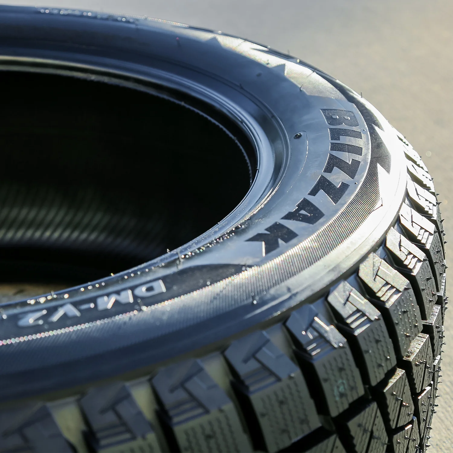 Set of 4 (FOUR) Bridgestone Blizzak DM-V2 215/70R16 100S (Studless) Snow Winter Tires