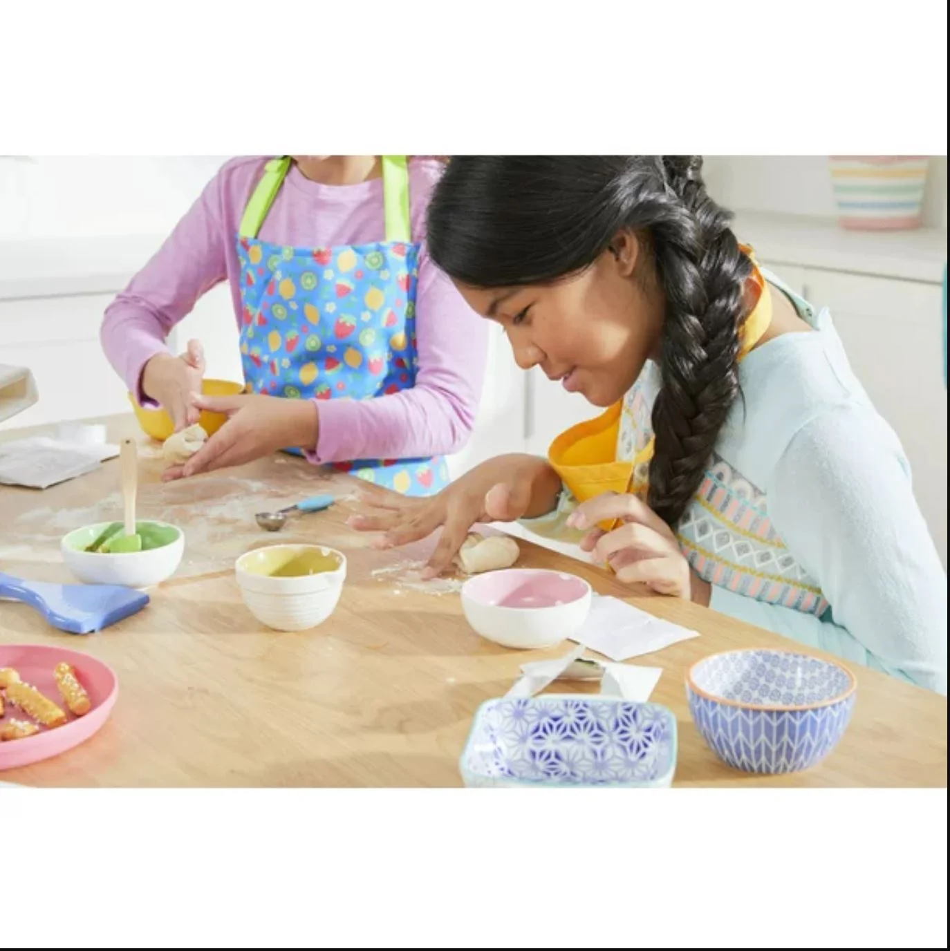 Easy Bake Oven Set with Baking Accessories - 4 Delectable Refill mixes (Red Velvet Strawberry Cupcakes, Donut, Pizza and Whoopie Pies), Designer Kit