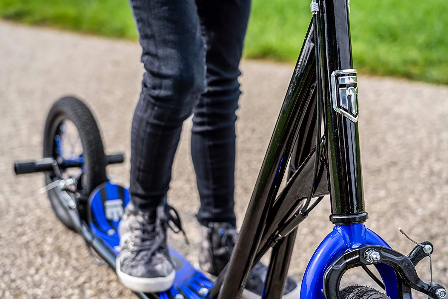 Mongoose Expo Youth Scooter, Front and Rear Caliper Brakes, Rear Axle Pegs, 12-Inch Inflatable Wheels, Black/Blue