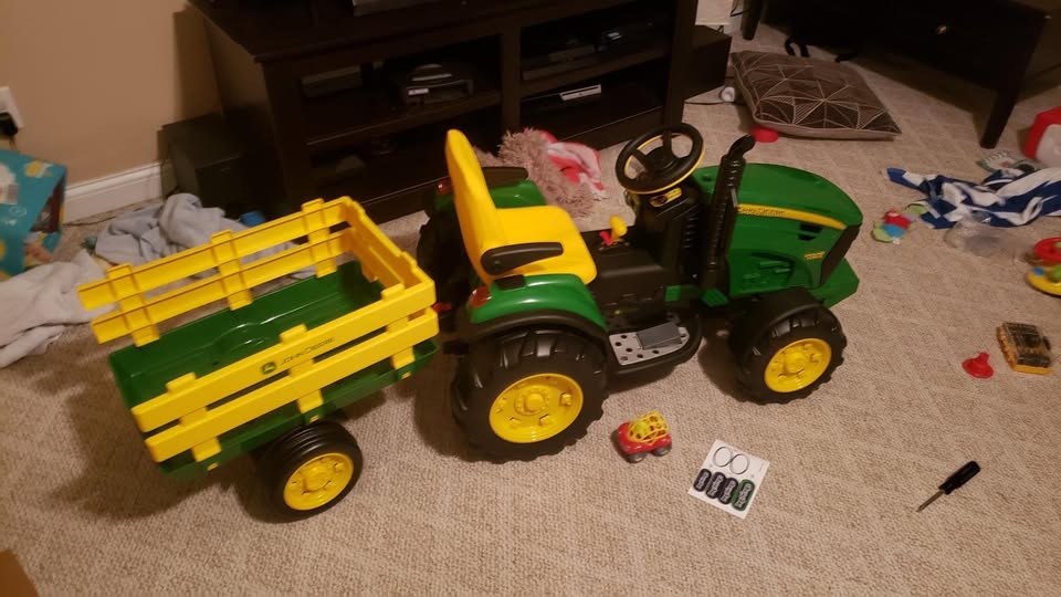 &middot; Peg Perego John Deere Ground Force Tractor with Traier