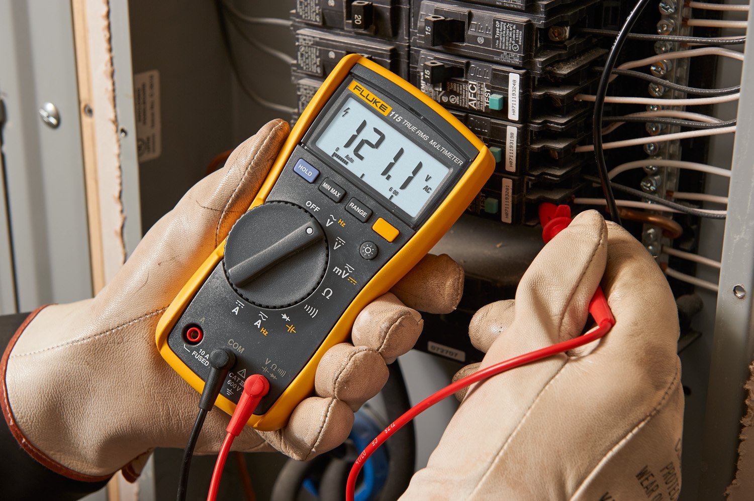 Fluke 115 Digital Multimeter, Measures AC/DC Voltage To 600 V & Current to 10 A, Measures Resistance, Continuity, Frequency & Capacitance