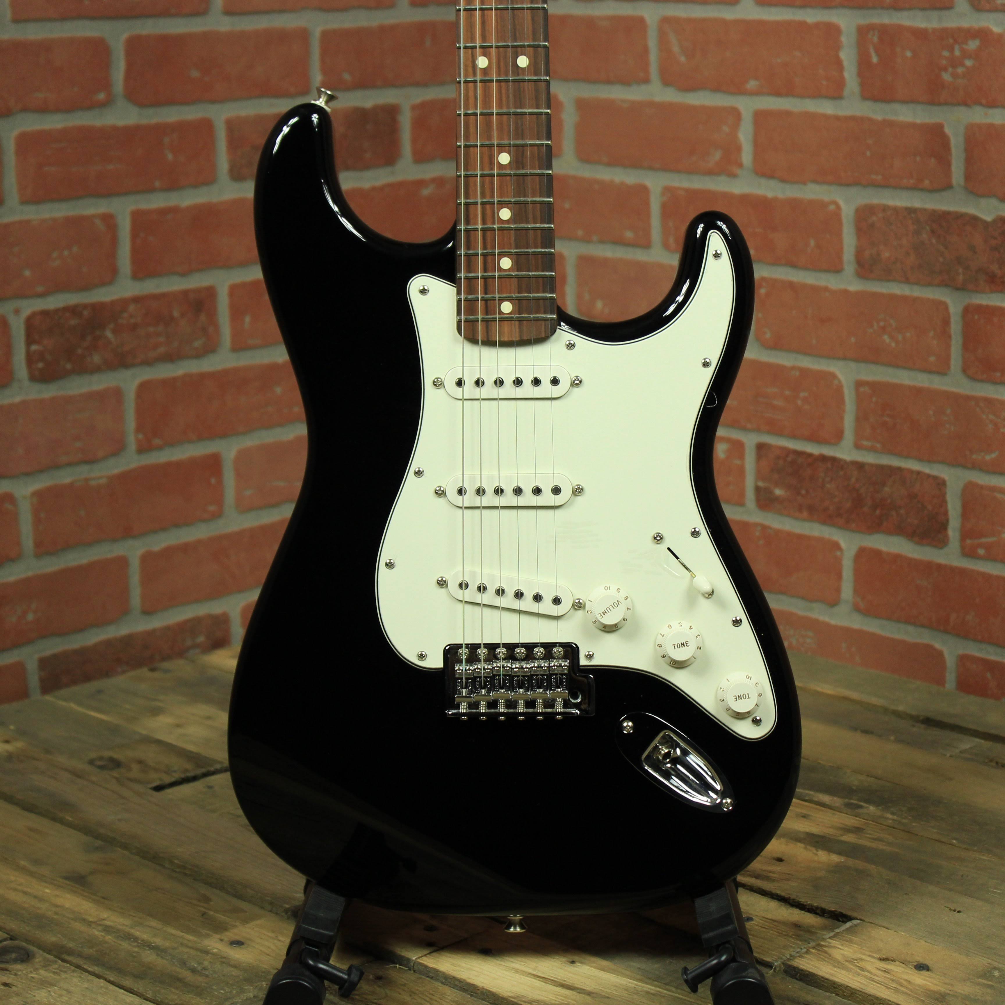 Fender Standard Stratocaster Pau Ferro Fingerboard Black