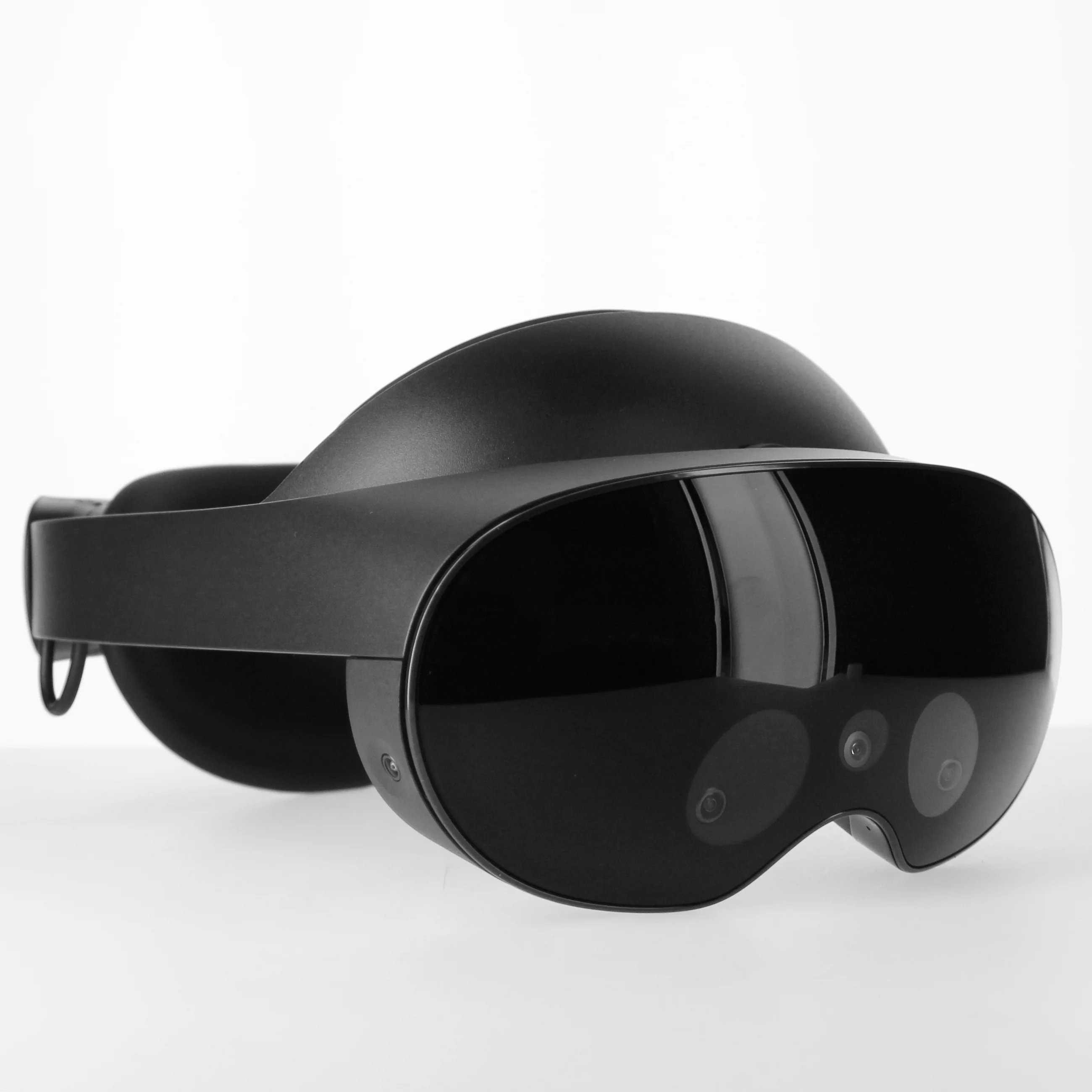 Meta Quest Pro &mdash; Premium MR/VR Headset &mdash; Featuring Ergonomic Design and Advanced Features