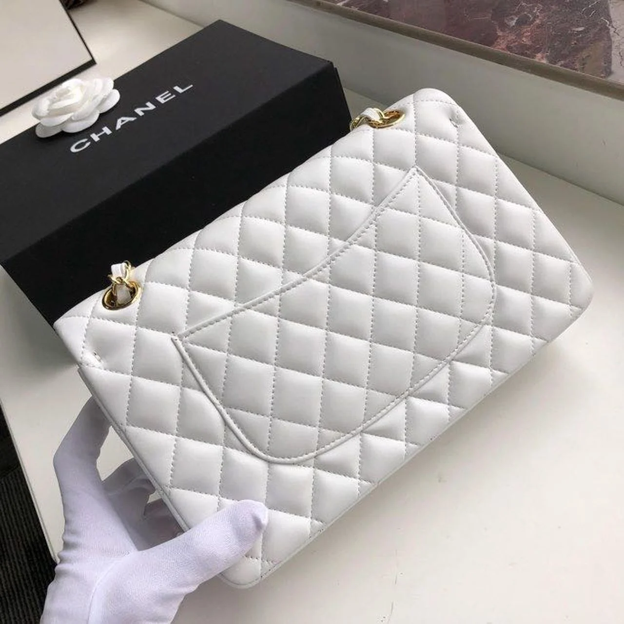 Chanel Classic Handbag Gold Toned Hardware WhiteFor Women, Women&rsquo;s Bags, Shoulder And Crossbody Bags 10.2in/26cm A01112