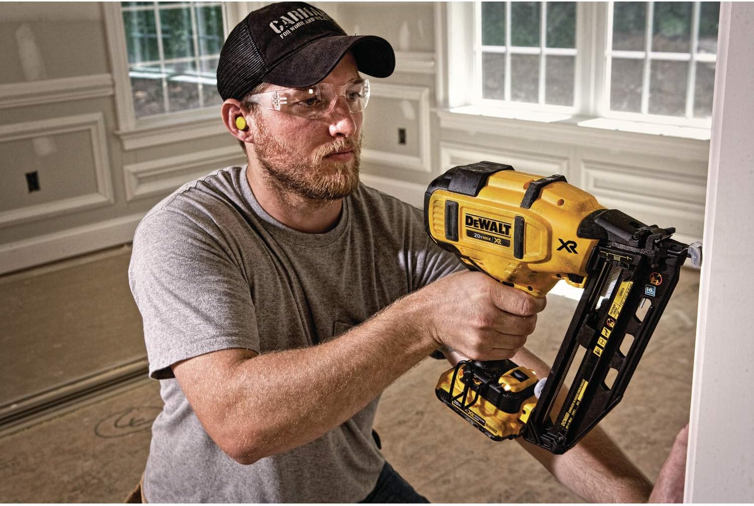 DEWALT 20V MAX* XR Finish Nailer, Angled, 16GA (DCN660D1)