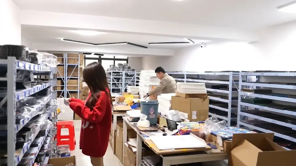 custom product warehouse, wholesale order processing, inventory management team, B2B fulfillment center, blind dropshipping service, custom product supplier
