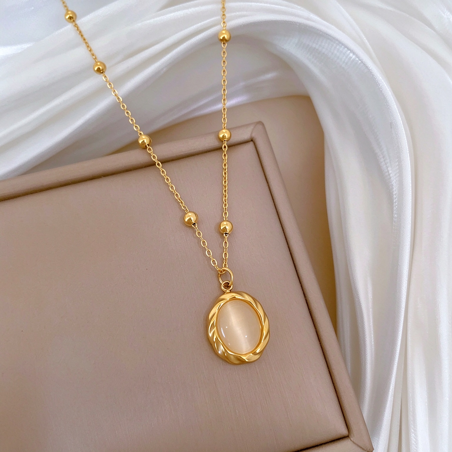Vintage Twisted Oval Pendant Beaded Chain Necklace