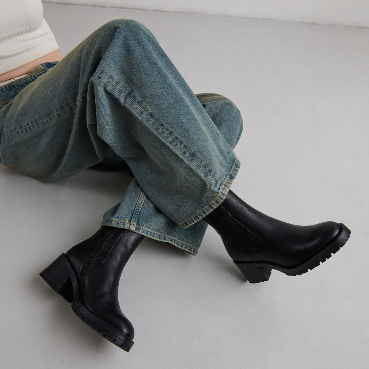 Luna - Boots à larges élastiques en cuir grainé noir