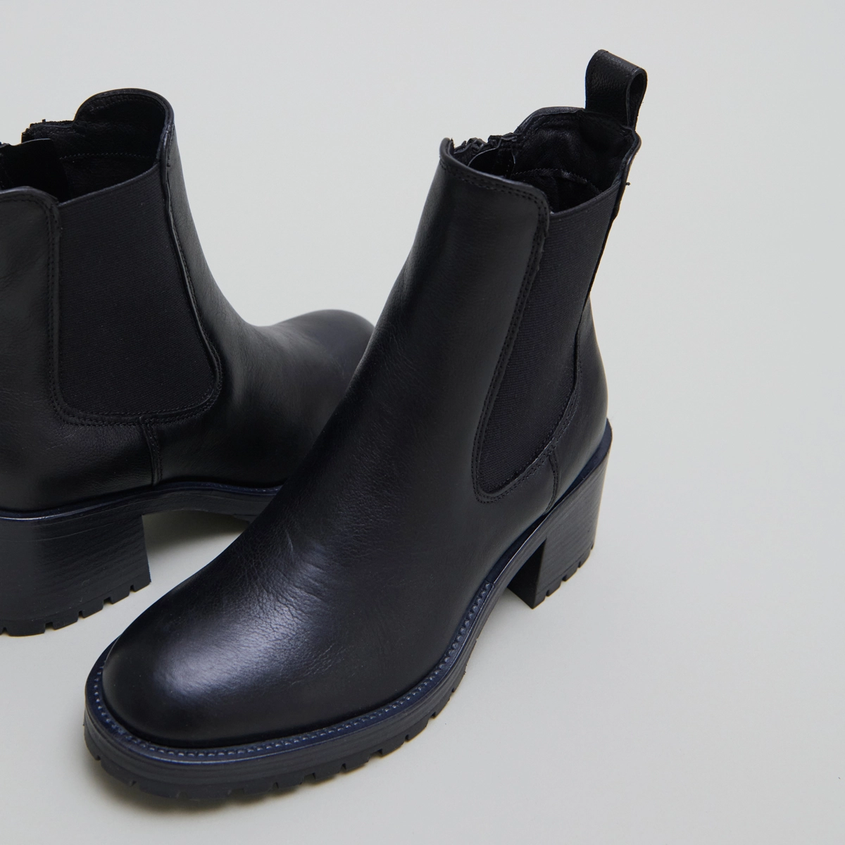 Luna - Boots à larges élastiques en cuir grainé noir