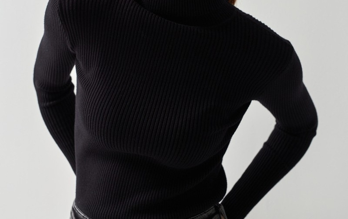 Black women's slim-fit ribbed mock-neck sweater
